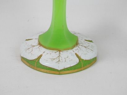 null VASE CALICE in the shape of flower bloomed in green and milky opaline. XIXth...
