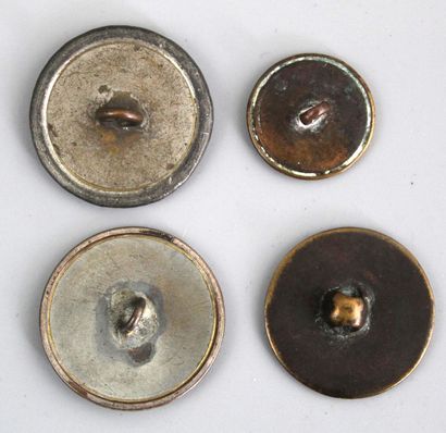 null Réunion de 4 boutons militaires, modèle du 23 décembre 1790 d'officier de la...