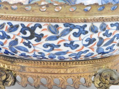 null IMARI: Cup mounted in enamelled porcelain decorated with fantastic animals and...