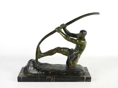null Georges GORI (XIXè-XXè siècle) L'archer. Bronze à patine brune nuancée verte....