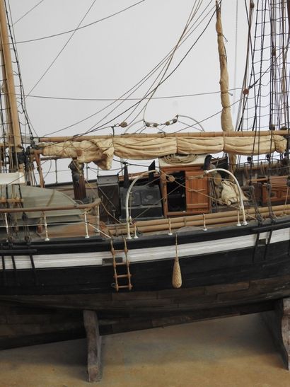 null MAQUETTE en bois et métal du Ketch " La curieuse ", navire de l'expédition des...