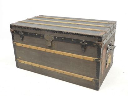null Maison GOYARD - Paris : Trunk covered with plain coated canvas (chocolate color...