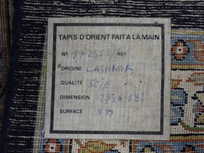 null CASHMER : Tapis en laine et soie à décor de vases fleuris sur fond saumon. 284...