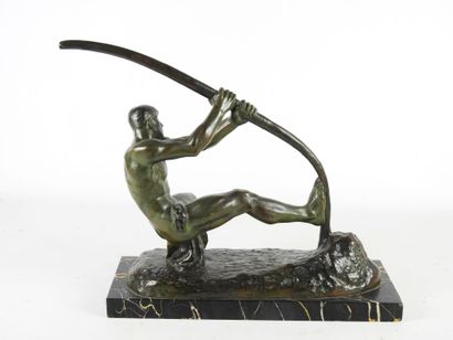 null Georges GORI (XIXè-XXè siècle) L'archer. Bronze à patine brune nuancée verte....