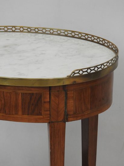 null TABLE DE SALON de forme ovale, en placage de bois de rose et filets de bois...