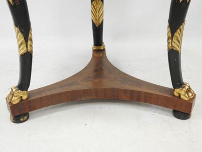 null Circular mahogany and mahogany veneer GUERIDON, the belt resting on three arched...