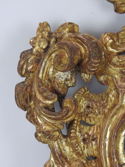 null Mirror in carved and gilded wood decorated with rocaille, flowers and mascaron....