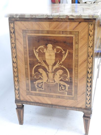 null 
WOODEN COMMODE in veneer and marquetry decorated with vases, scrolls and putti,...