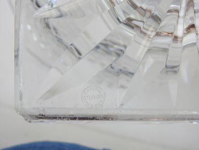 null SAINT LOUIS : Vase Médicis en cristal à décor de pointes de diamant. Cachet...