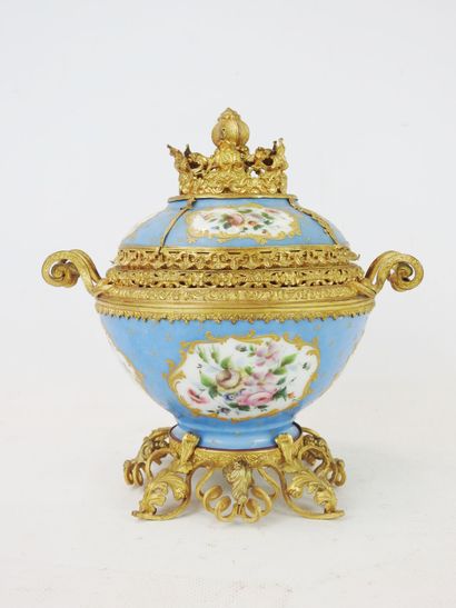 null SEVRES (in the taste of): Porcelain pot pourri with polychrome decoration on...