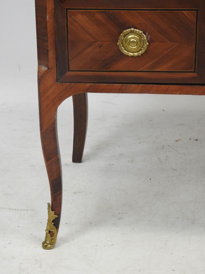 null WOODEN COMMODE in veneer and marquetry decorated with nets, the front with projection...