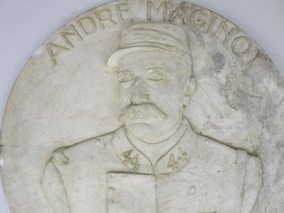 null DIVERS. Médaillon en plâtre figurant André Maginot en soldat du 44e régiment...