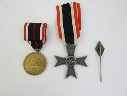 null DECORATIONS. ALLEMAGNE. Croix "Kriegsverdienstkreuz 1939" de 2e classe et médaille...