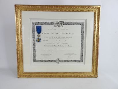 null DECORATIONS. FRANCE. Croix d'officier de l'ordre national du mérite avec son...