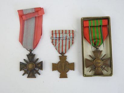 null DECORATIONS. FRANCE. Croix de guerre 1939 avec palme en boite, croix du combattant,...
