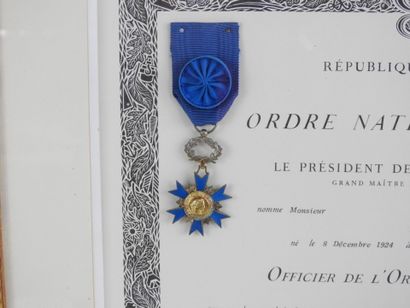 null DECORATIONS. FRANCE. Croix d'officier de l'ordre national du mérite avec son...