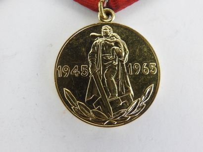 null DECORATIONS. URSS. Réunion de 3 médailles commémoratives de la 2e guerre mondiale,...