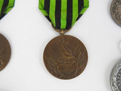 null DECORATIONS. FRANCE. Lot constitué de 3 médailles de la guerre de 1870 (une...