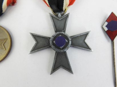 null DECORATIONS. ALLEMAGNE. Croix "Kriegsverdienstkreuz 1939" de 2e classe et médaille...