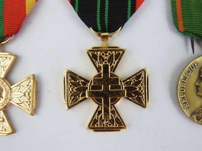 null DECORATIONS. FRANCE. Croix de la valeur militaire, médaille des évadés, croix...