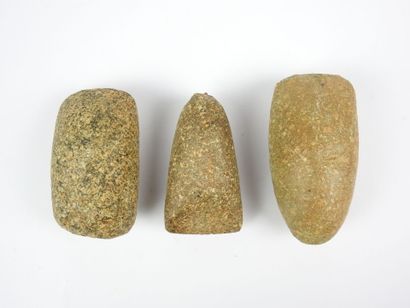 null SAHARA
Trois petites haches polies en pierre grise du Néolithique.
Long: 7,5...