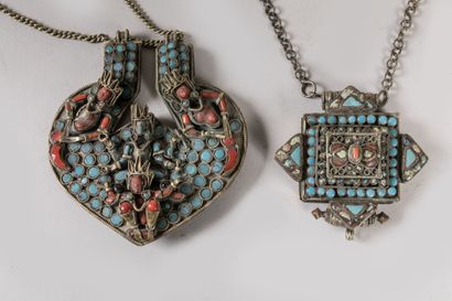 null TIBET.
Colliers composés de pendentifs en métal argentifère orné de turquoise,...