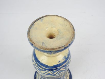 null MAROC
Vase en céramique au décor en bleu sur fond blanc.
Haut : 20,5 cm.