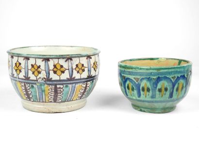 null MOROCCO.
Two old pots in glazed earthenware.
Dim: 9x15, 5 cm and 7,5x12 cm.