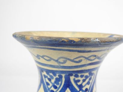 null MAROC
Vase en céramique au décor en bleu sur fond blanc.
Haut : 20,5 cm.