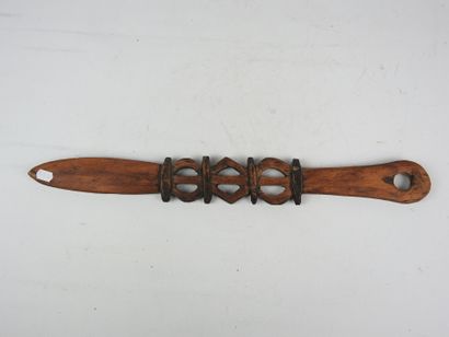 null Couteau à lap-lap en bois, VANUATU.
Long : 49,5 cm.