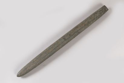 null SAHARA, Niger
Barre en pierre taillée et polie.
Long: 65 cm.