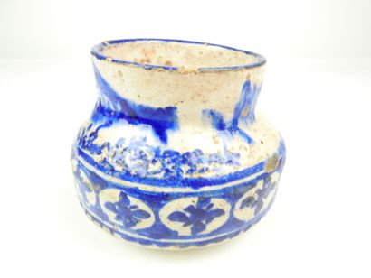 null Pot persan en terre cuite émaillée à décor en bleu sur fond blanc crème.
Dim :...