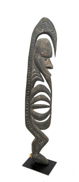 null RIVIERE KOREWORI, Papouasie-Nouvelle-Guinée.
Bois sculpté et gravé, patiné.
Figure...