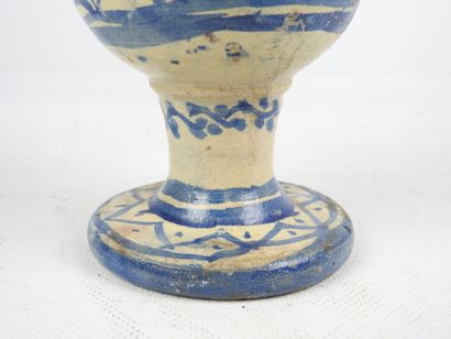 null MAROC
Vase en céramique au décor en bleu sur fond blanc.
Haut : 20,5 cm.