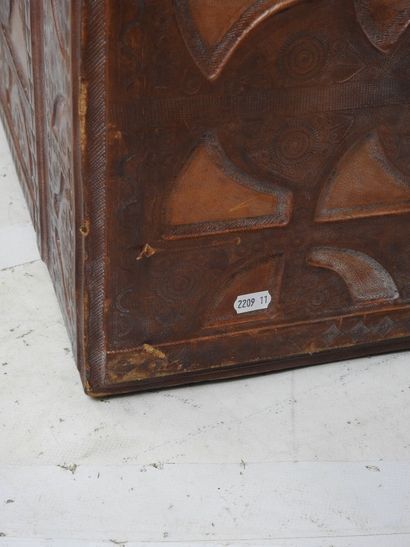 null TOUAREG, Niger/Mauritania.
Large wedding chest with curved lid, wooden core...
