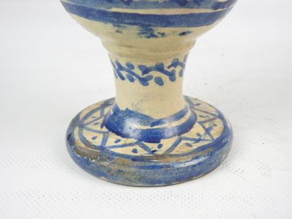 null MAROC
Vase en céramique au décor en bleu sur fond blanc.
Haut : 20,5 cm.