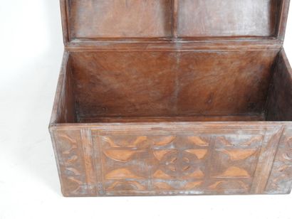 null TOUAREG, Niger/Mauritania.
Large wedding chest with curved lid, wooden core...