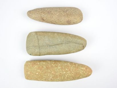 null SAHARA
Trois haches polies en pierre grise du Néolithique.
Long : 14,5 cm -...