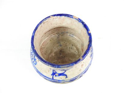 null Pot persan en terre cuite émaillée à décor en bleu sur fond blanc crème.
Dim :...