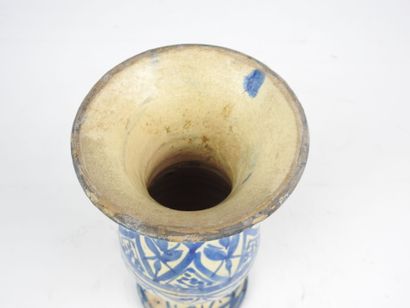 null MAROC
Vase en céramique au décor en bleu sur fond blanc.
Haut : 20,5 cm.