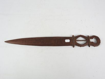 null Couteau à lap-lap en bois, VANUATU. 
Long : 44,5 cm.