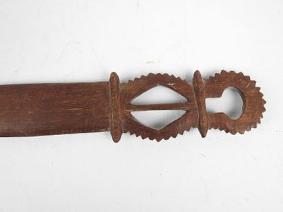 null Couteau à lap-lap en bois, VANUATU. 
Long : 44,5 cm.