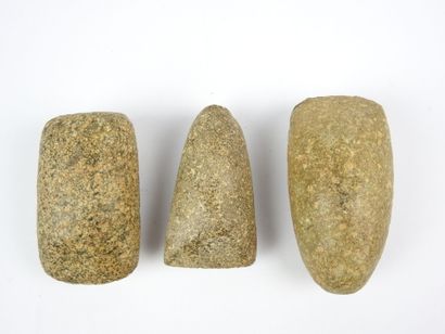 null SAHARA
Trois petites haches polies en pierre grise du Néolithique.
Long: 7,5...