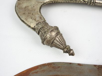 null Poignard traditionnel « Djembiya », YEMEN.
Métal argenté, fer.
Long : 35 cm...