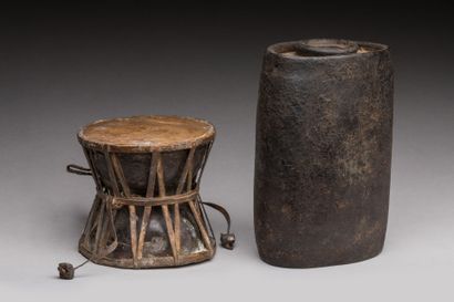 null Petit tambour rituel « Damaru » et un pot en cuir, TIBET.
