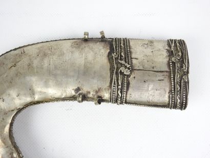 null Poignard traditionnel « Djembiya », YEMEN.
Métal argenté, fer.
Long : 35 cm...