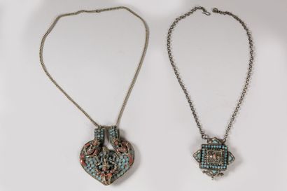 null TIBET.
Colliers composés de pendentifs en métal argentifère orné de turquoise,...