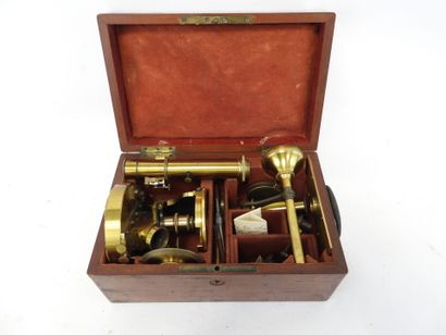 null NACHET & Fils - PARIS : MICROSCOPE in brass, in its mahogany case. 13 x 27 x...