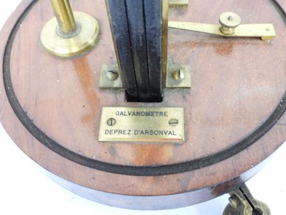 null JULES CARPENTIER in PARIS: Galvanometer DEPREZ D'ARSONVAL in wood and brass....