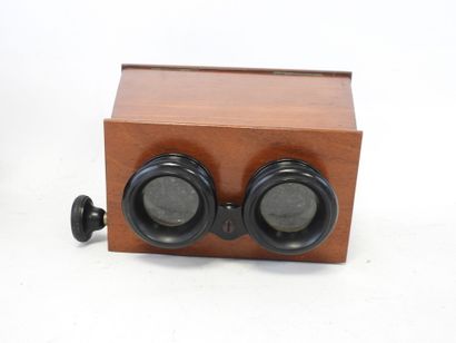 null Two wood and metal VIEWERS. One in its box. Height: 20 and 16 cm approx. In...